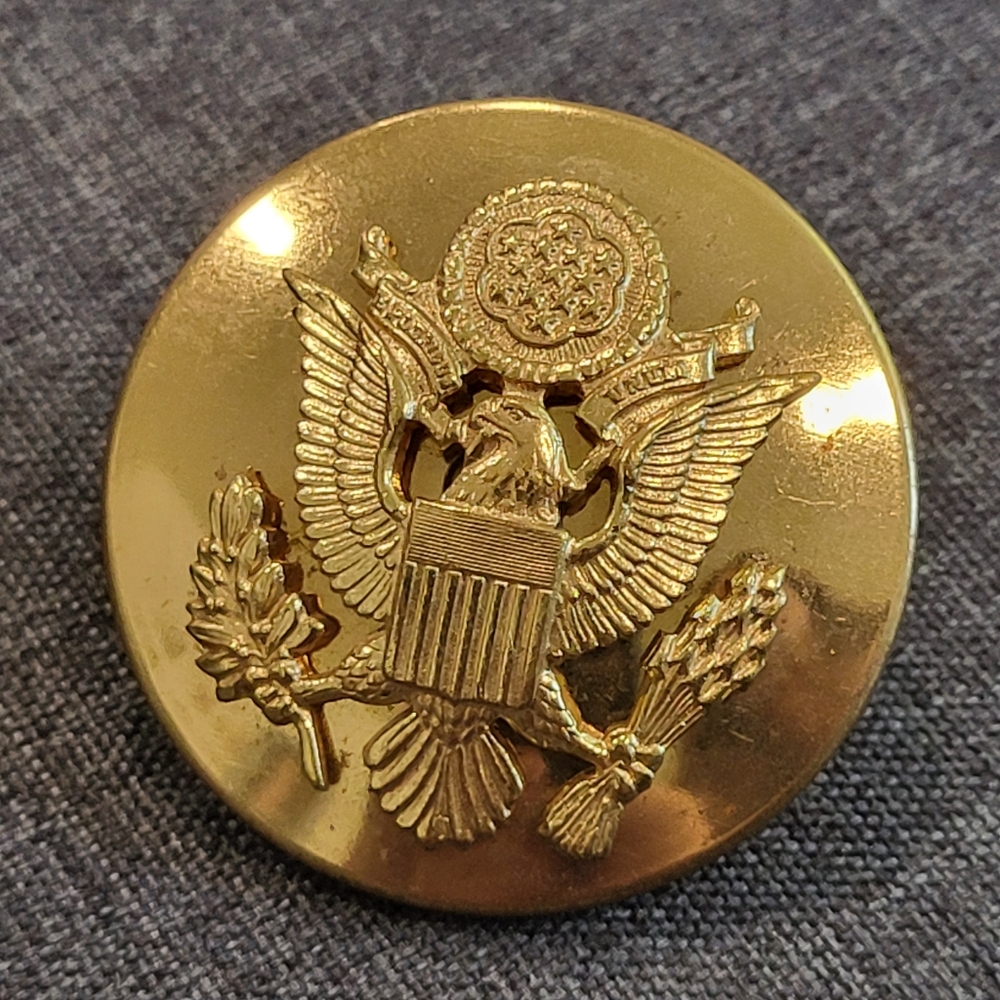Vintage US Army Brass Eagle Hat Cap Badge Screw Back Pin. Estate Jewelry